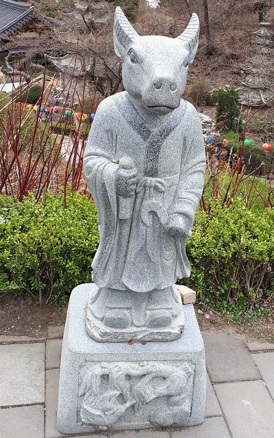 Бык - статуя-олицетворение знака корейского зодиака