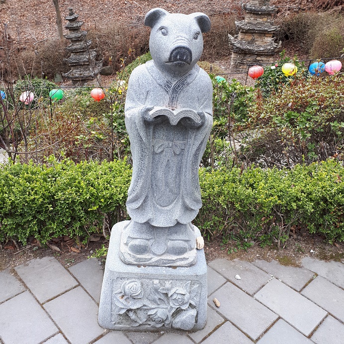 Свинья - статуя-олицетворение знака корейского зодиака