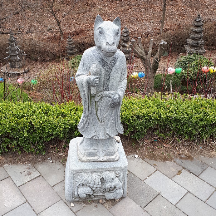 Волк - статуя-олицетворение знака корейского зодиака