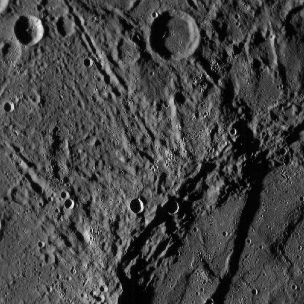 >Кратер Меркурия Свенсдоттир с уступами и мелкими кратерами