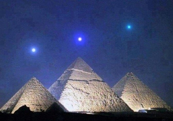Три пирамиды Гизы и 3 планеты над ними (Венера, Меркурий, Сатурн)