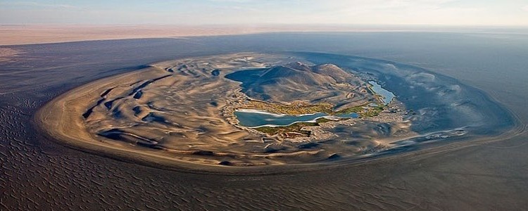 Ливийский вулкан у оазиса Вау-эн-Намус