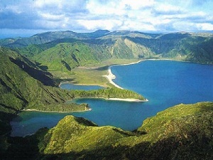 Азорские острова с провалившимся в море вулканическим кратером