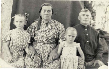 Леонтий Семенович Гвоздецкий со своей новой семьёй после войны