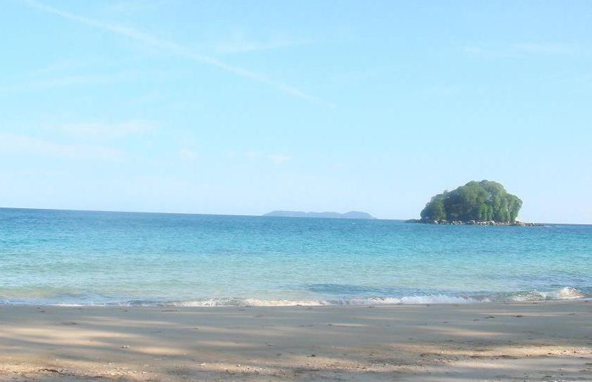 Вид с Тиомана на остров Ренгис