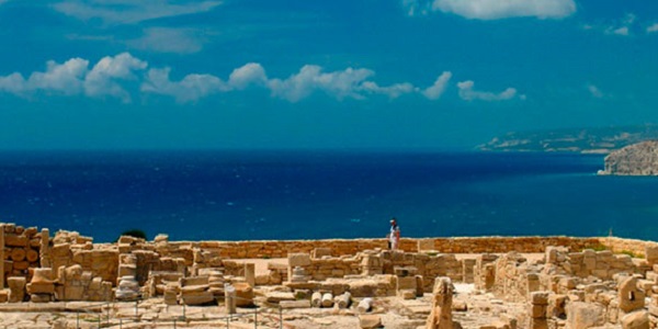 Руины древней крепости на острове Кипр 