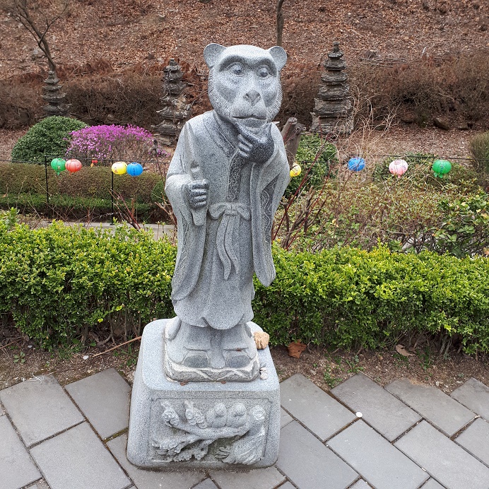 Обезьяна - статуя-олицетворение знака корейского зодиака