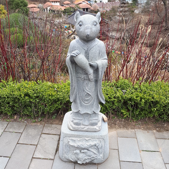 Мышь - статуя-олицетворение знака корейского зодиака