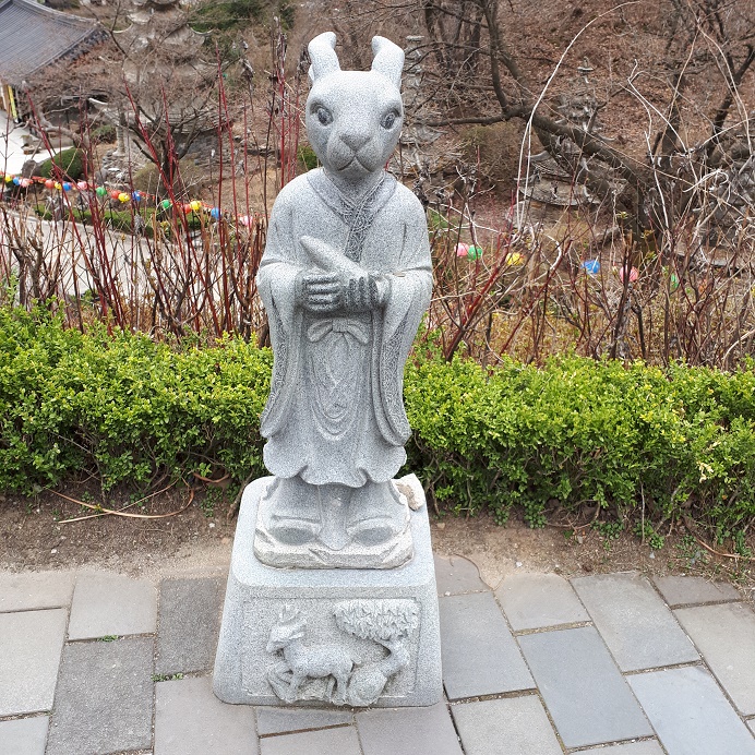 Кролик - статуя-олицетворение знака корейского зодиака