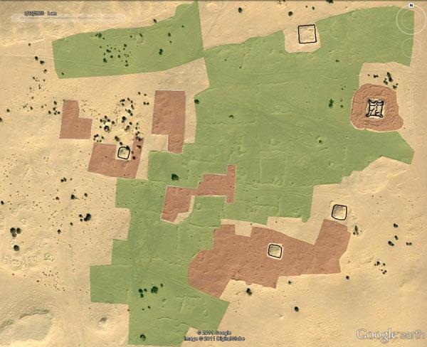 Спутниковый снимок ливийской части Сахары (чёрным обозначены укрепления, зелёным — поля, красно-коричневым — жилой район)