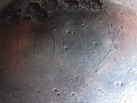Надпись иссыкскими рунами на дне ковша