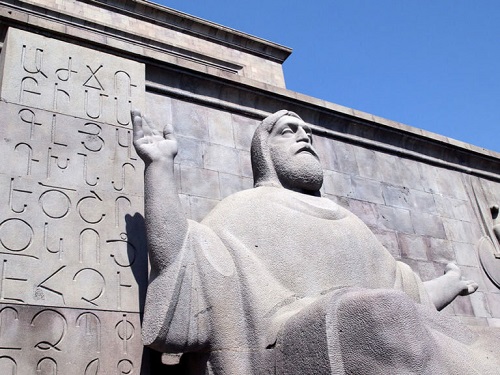 Памятник Месропу Маштоцу в Ереване рядом с Институтом древних рукописей (арм. Матенадаран)