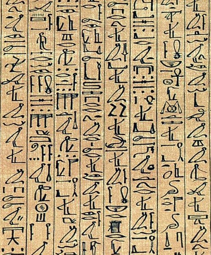 Папирус с древнеегипетским иероглифическим текстом