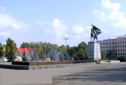 Уральск, памятник Чапаеву (Привокзальная площадь)
